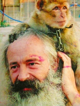 Avec son singe Anou. Photo de Guidau