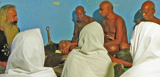 Avec les ascètes jaïns en Inde. Gandhi fut formé par eux. Photo de Shankar