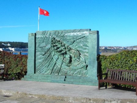 Monument_to_Sir_William_Hillary__Douglas_Promenade_-_geograph.org.uk_-_38406.png